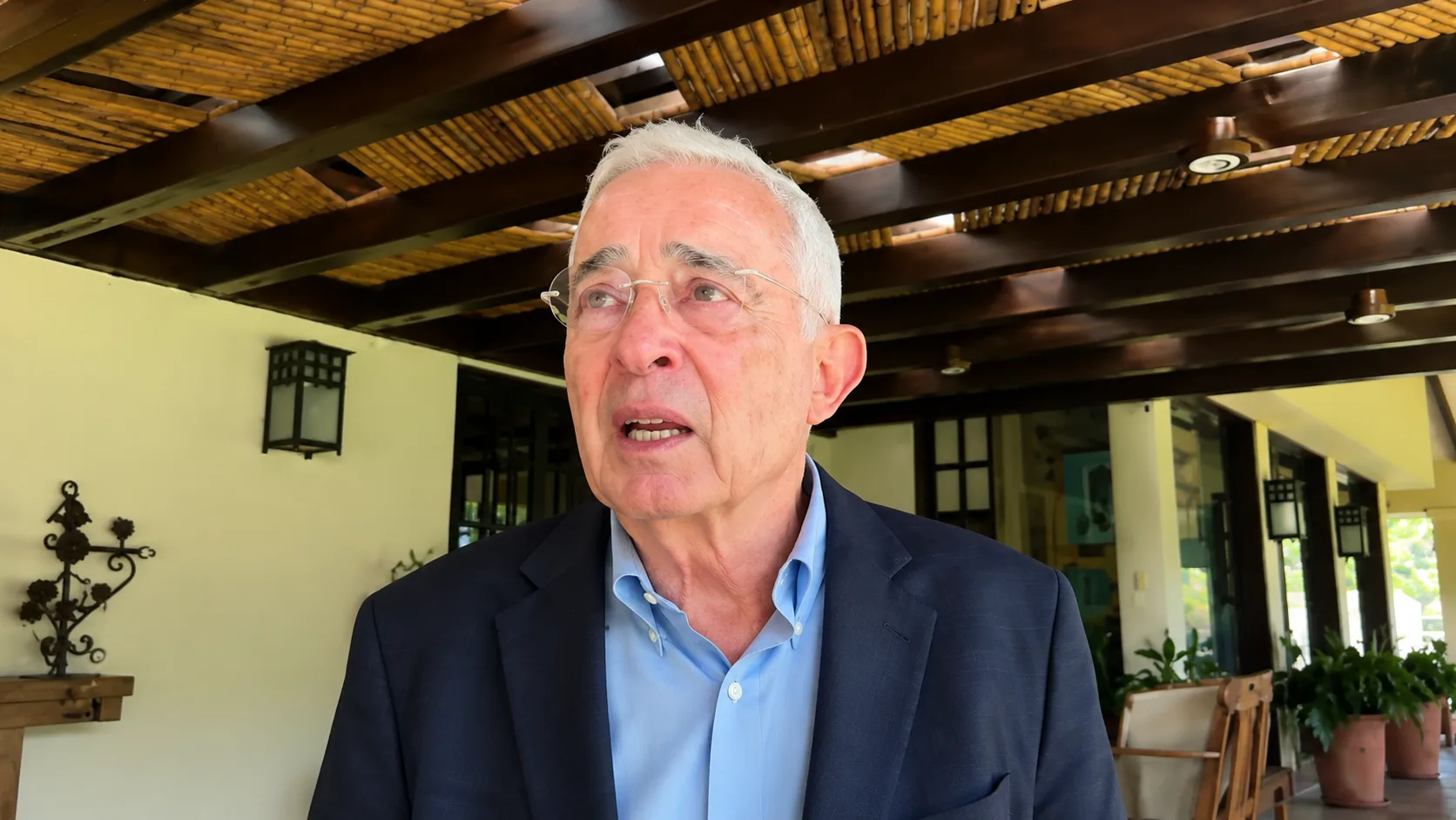“Detrás está Gustavo Petro”: Uribe acusa al presidente de impulsar una campaña para llevarlo a prisión