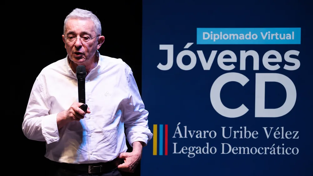 Fiscalía pide a la Corte Constitucional definir quién debe investigar a Álvaro Uribe por el caso de El Aro y La Granja
