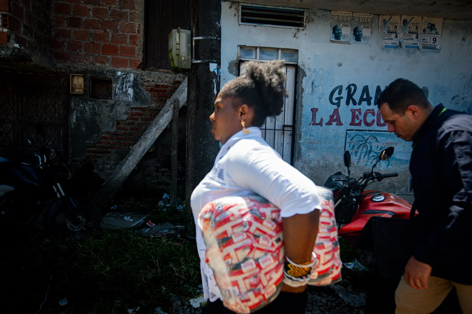 Trabajando por Buenaventura: Francia Márquez se suma a las labores de ayuda y carga alimentos