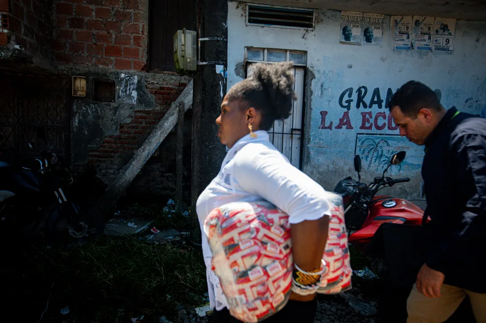 Trabajando por Buenaventura: Francia Márquez se suma a las labores de ayuda y carga alimentos