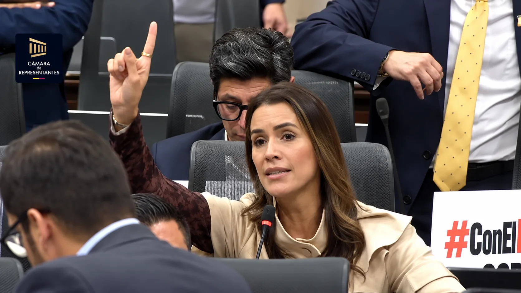 “Yo lo vi mirándome”: Mafe Carrascal cuestionó al secretario durante una sesión de la Cámara